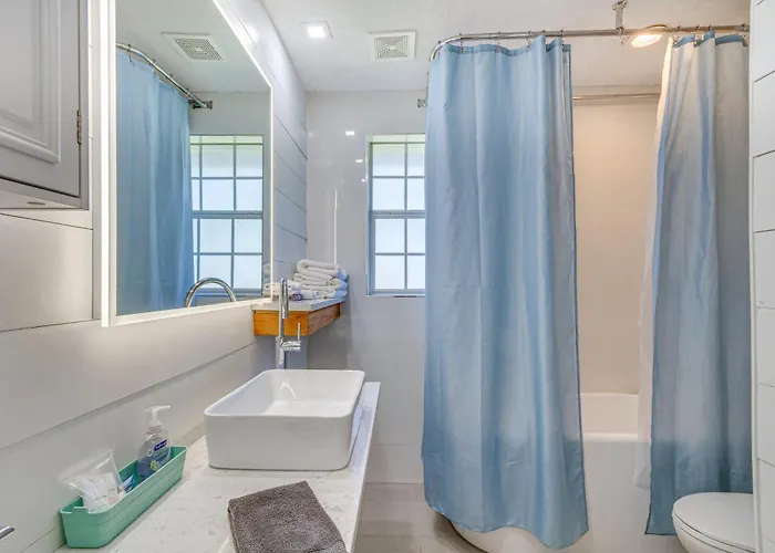 In Historic East Hill Neighborhood Holiday home *