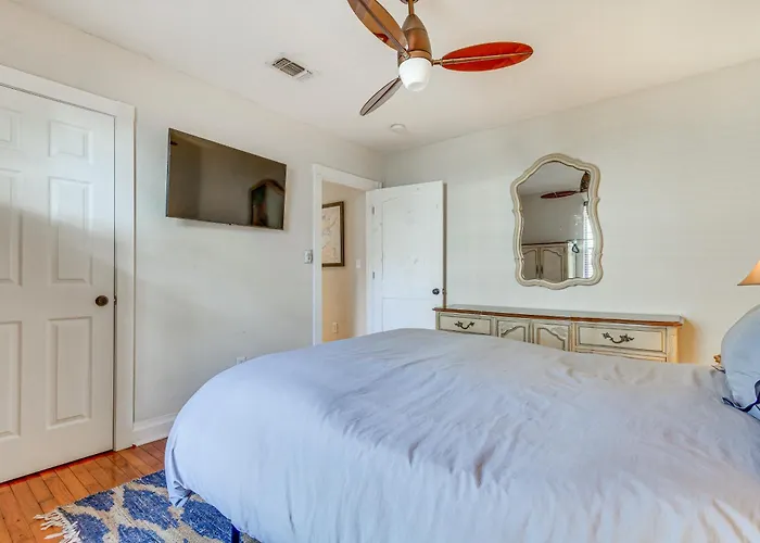 In Historic East Hill Neighborhood Holiday home