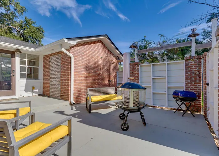 In Historic East Hill Neighborhood Holiday home *