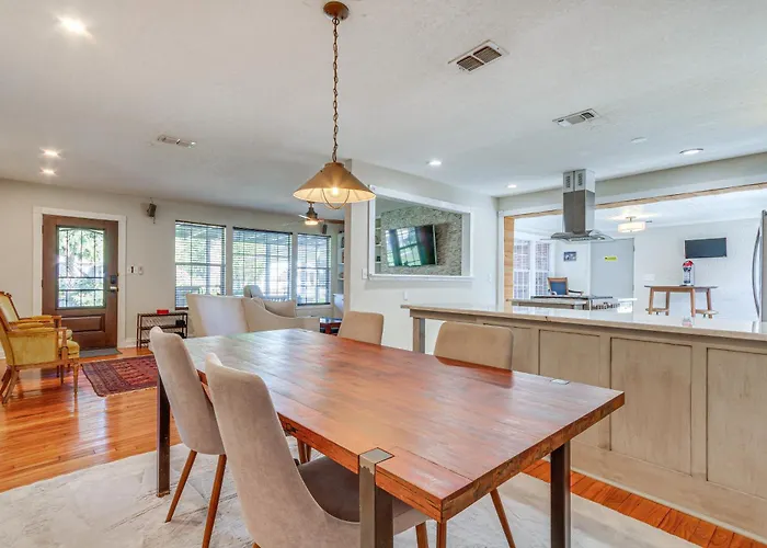 In Historic East Hill Neighborhood Holiday home